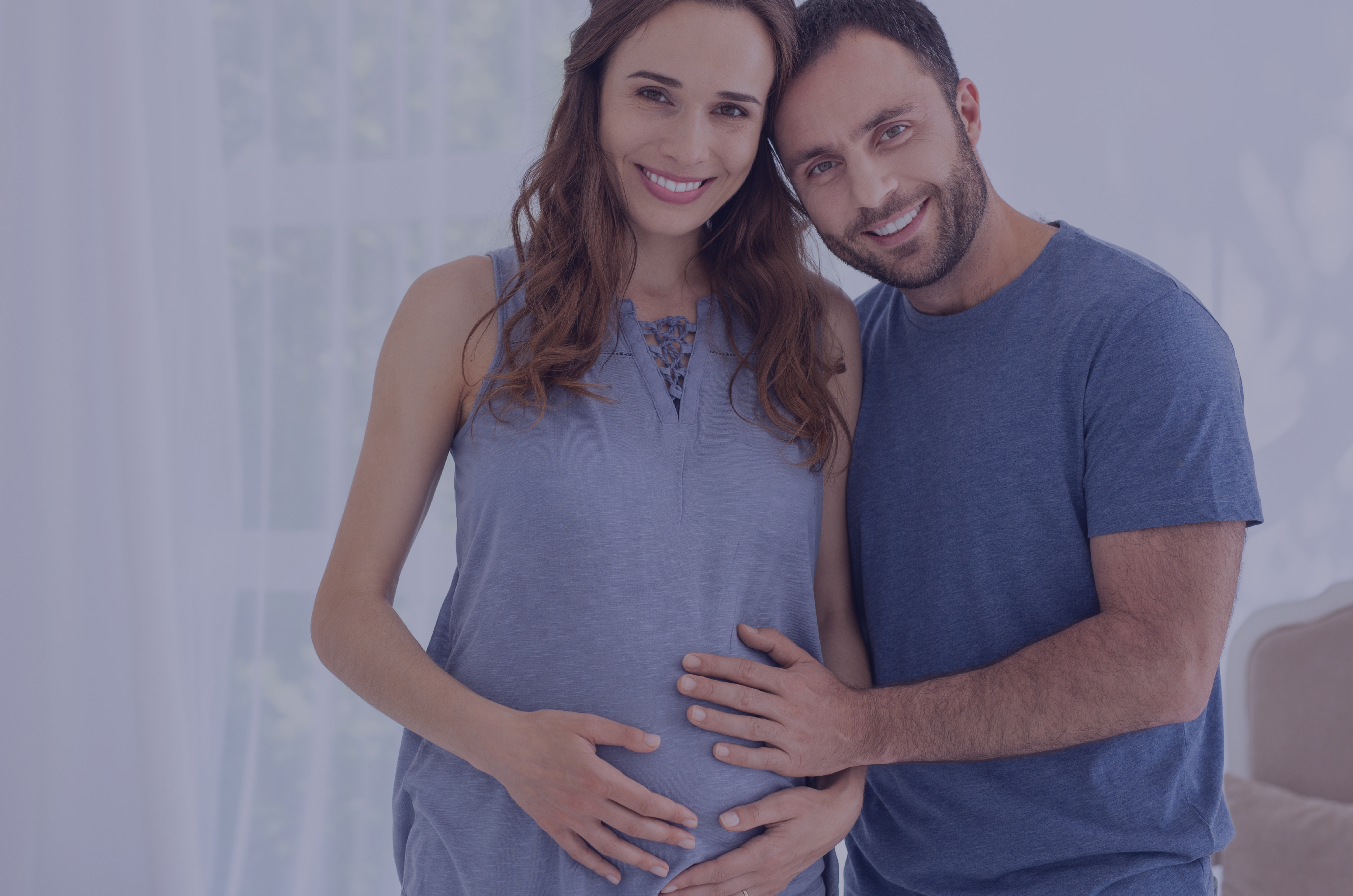 uśmiechnięta para w ciąży poczętej metodą in vitro