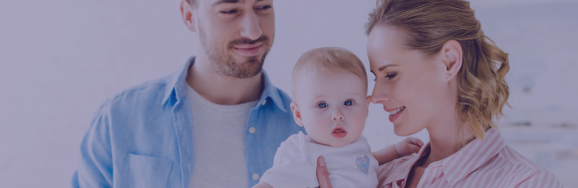 Szczęśliwi rodzice z niemowlęciem poczętym metodą in vitro Kraków