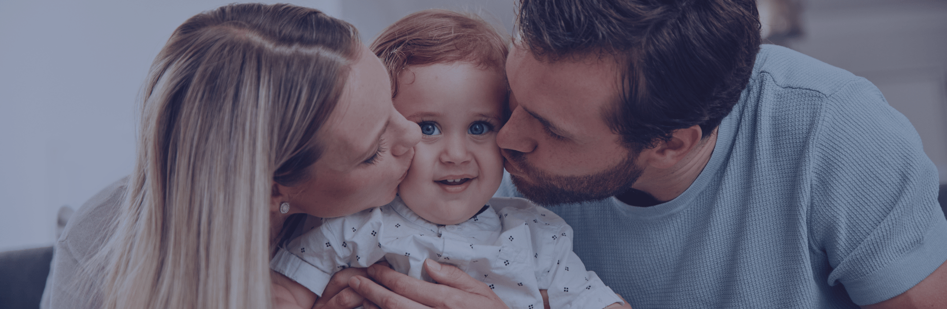 rodzice całujący swoje dziecko poczęte metodą in vitro w Poznaniu