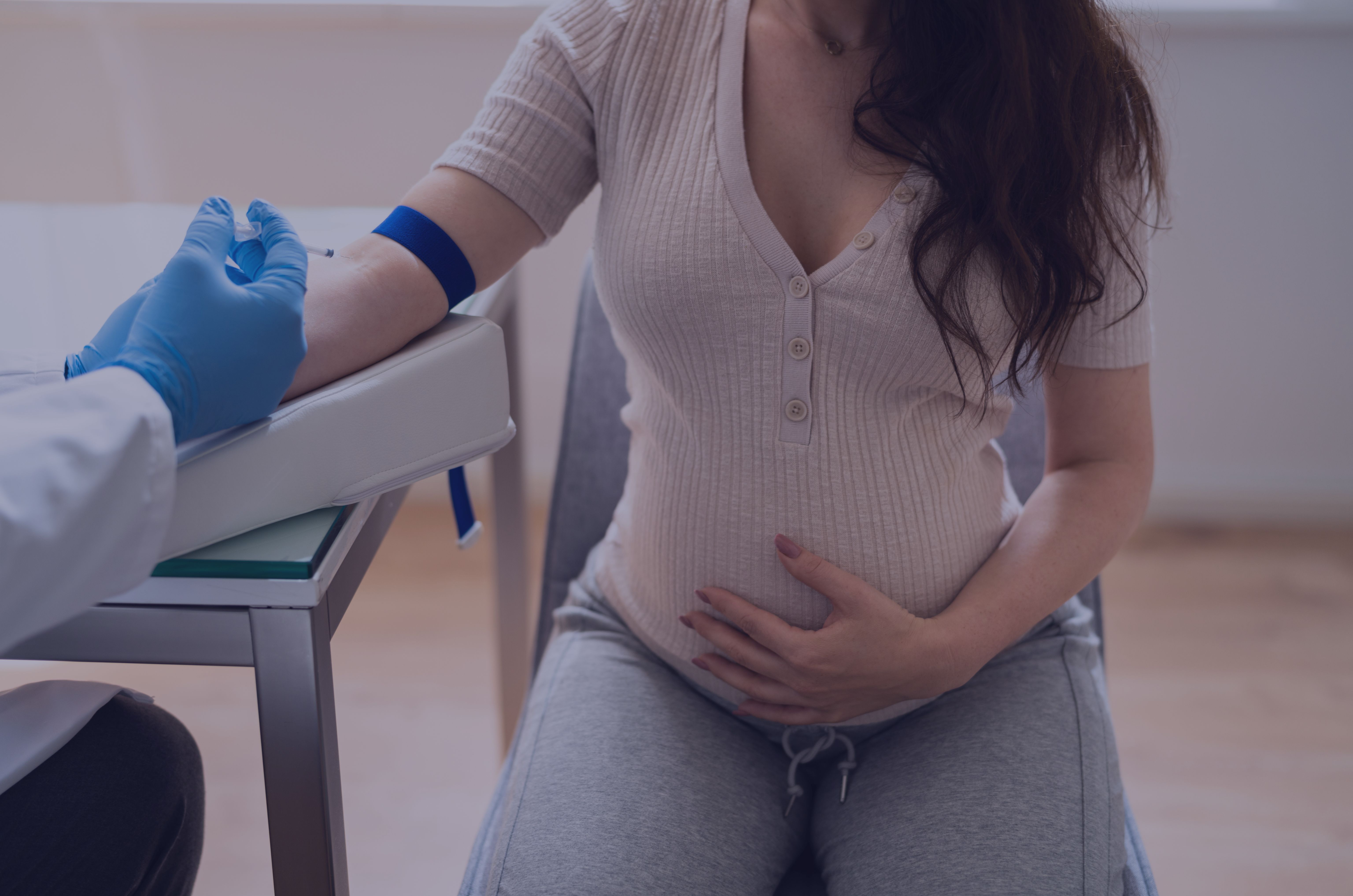 kobieta w ciąży oddająca krew do testu Panorama w Katowicach