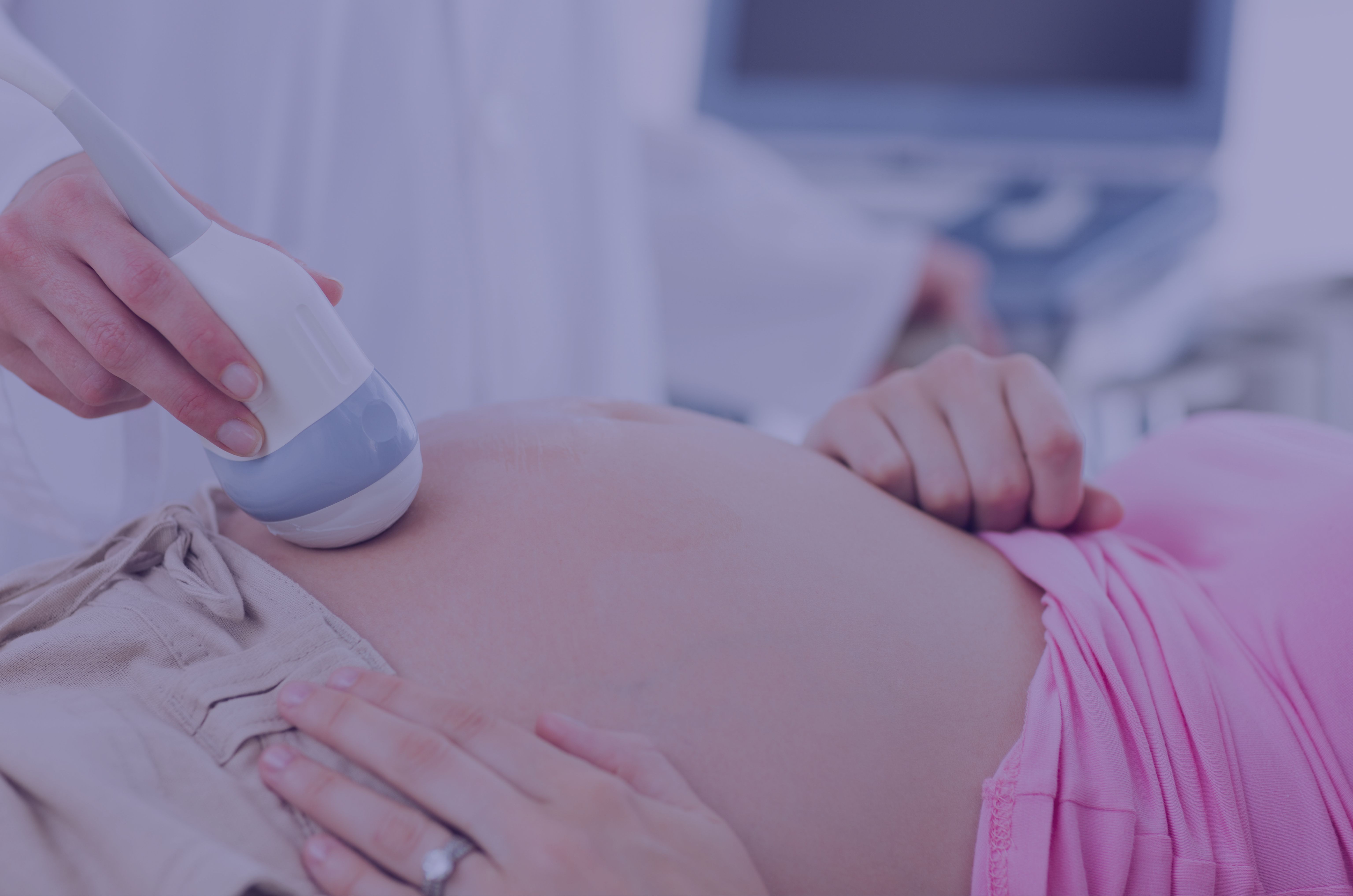 kobieta w ciąży w trakcie badania kariotypu z amniocytów